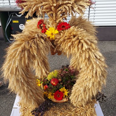 Die Pfarrei Afers Geschmückte Erntekrone
