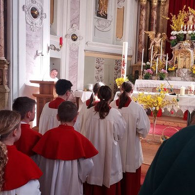 Die Pfarrei Afers feierlicher Einzug der Minis und Pfarrer am Ostersonntag