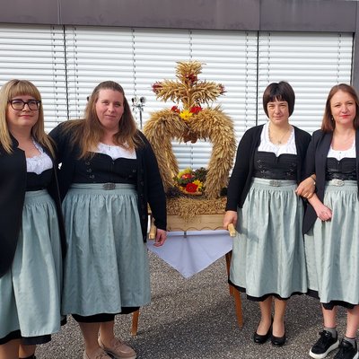 Die Pfarrei Afers Die Bäuerinnenorganisation Afers mit der Erntekrone beim festlichen Einzug