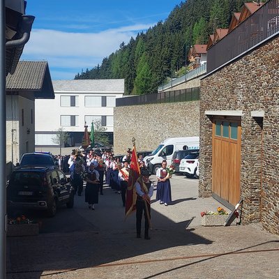 Die Pfarrei Afers Festlicher Einzug mit den Vereinen