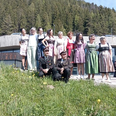 Die Pfarrei Afers Die schönen Patinnen mit den Kommandanten der FF