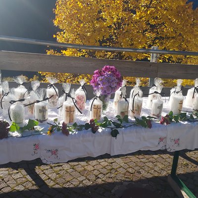 Die Pfarrei Afers Grabkerzenverkauf der Katholischen Frauenbewegung - Die Kerzen wurden von fleißigen Menschen in der Seeburg gemacht