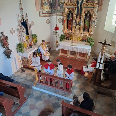 Die Pfarrei Afers feierliche Messe mit Theater der "Emmaus Jünger"