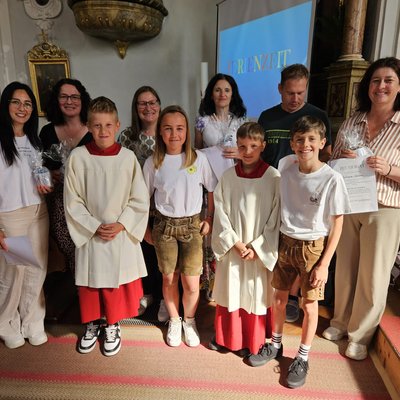 Die Pfarrei Afers Schüler der 5. Klasse mit Lehrer*innen