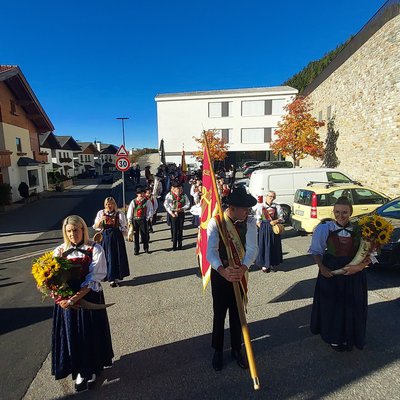 Die Pfarrei Afers Feierlicher Einzug der Vereine und Banner