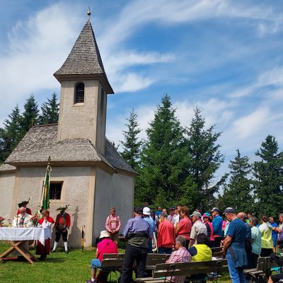 Die Pfarrei Afers Musikalisch umrahmt wurde die Hl. Messe von einer Bläsergruppe der MK Afers