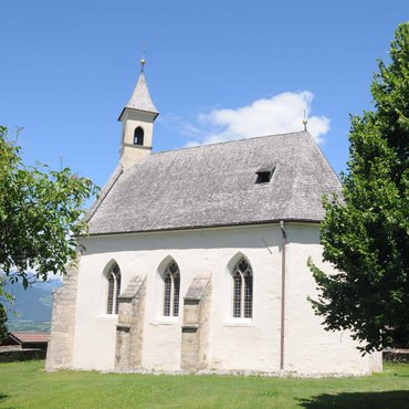 Kirche zum heiligen Johannes dem Evangelisten in Mellaun Die Kirche zum heiligen Johannes dem Evangelisten in Mellaun