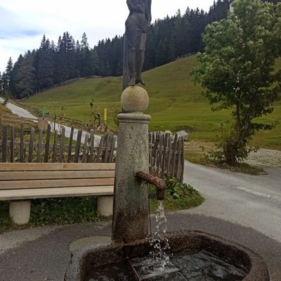 Die Pfarrei Afers Brunnen mit Heilwasser