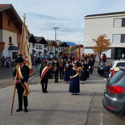 Die Pfarrei Afers Festlicher Einzug mit der Musikkapelle, Schützenkompanie und Feuerwehr Afers